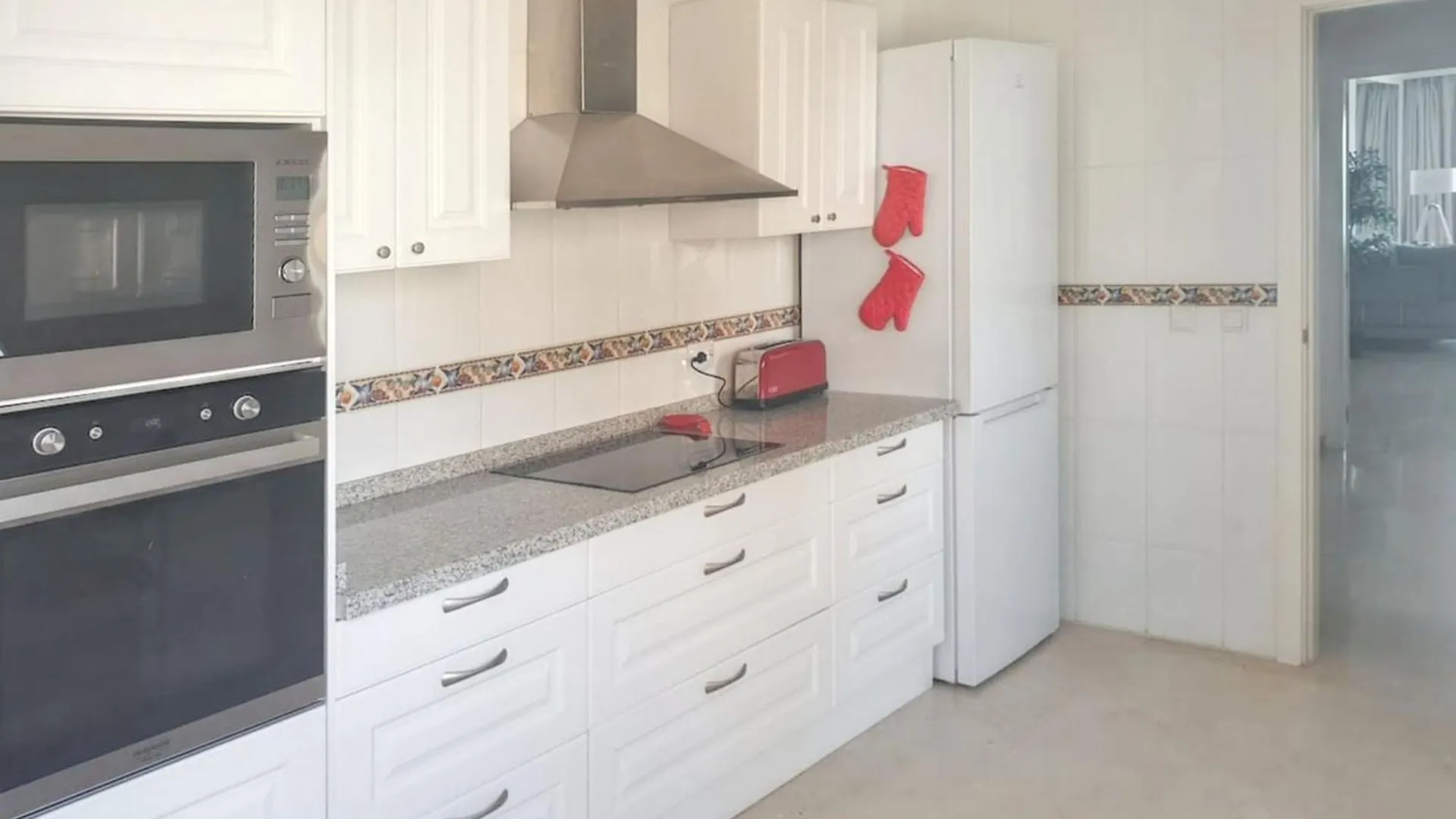 Spacious Apartment With Sea View In Estepona 140 M² 0*,  Испания