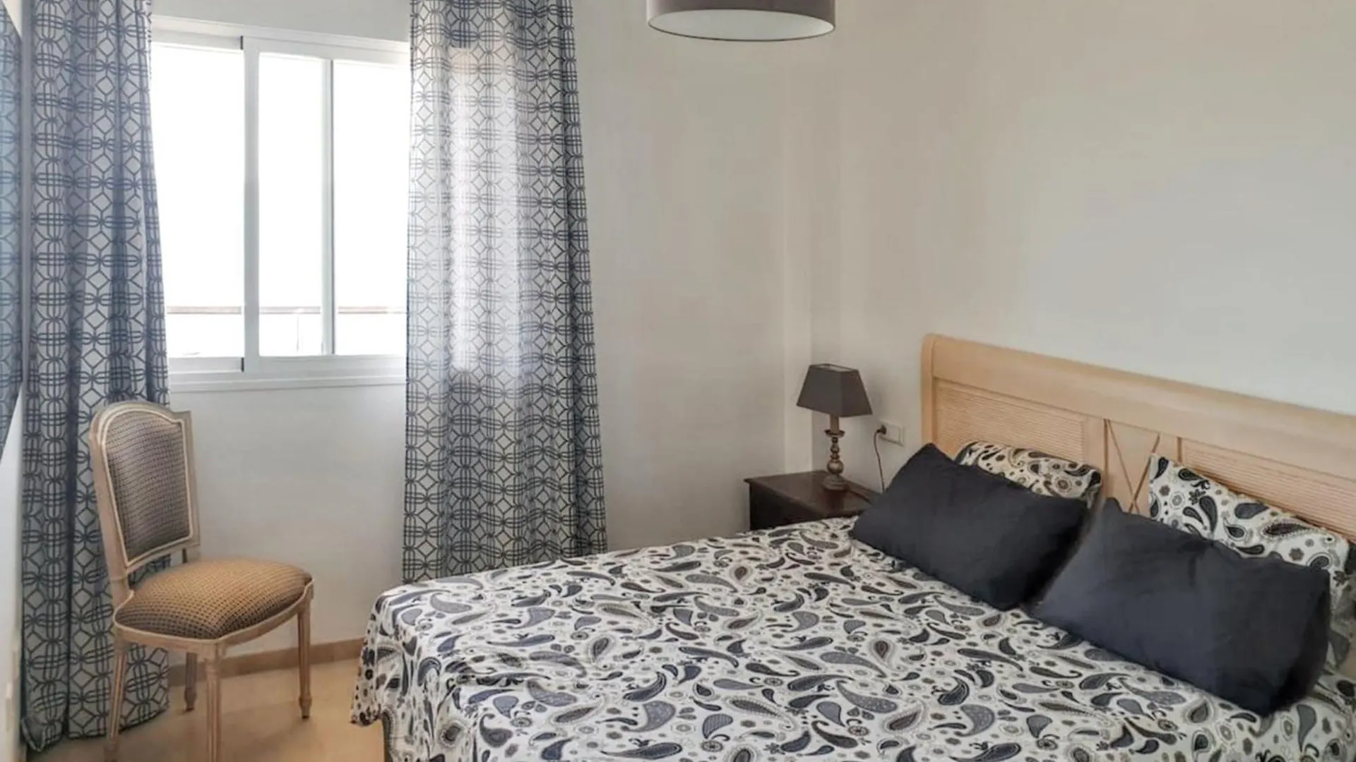 Spacious Apartment With Sea View In Estepona 140 M²